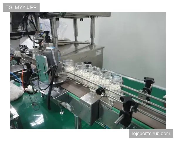 杨千霖家的冰箱里塞满了蛋白粉，连饮料都是按克算的